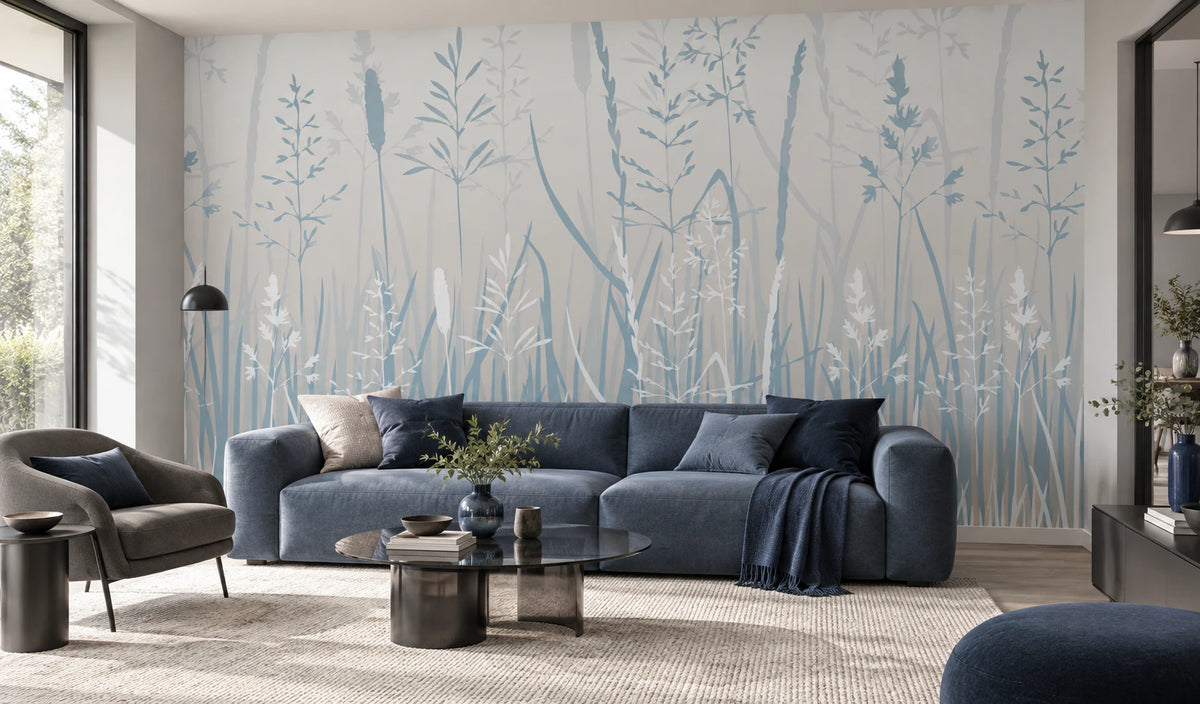 Papier peint panoramique Herbier Brumeux dans un salon contemporain aux accents bleu ardoise
