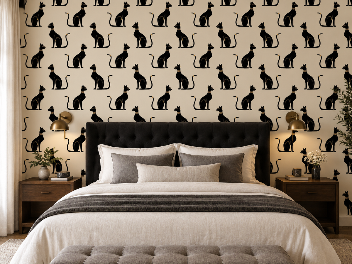 Papier peint chats égyptiens noirs et beige derrière une tête de lit contemporaine