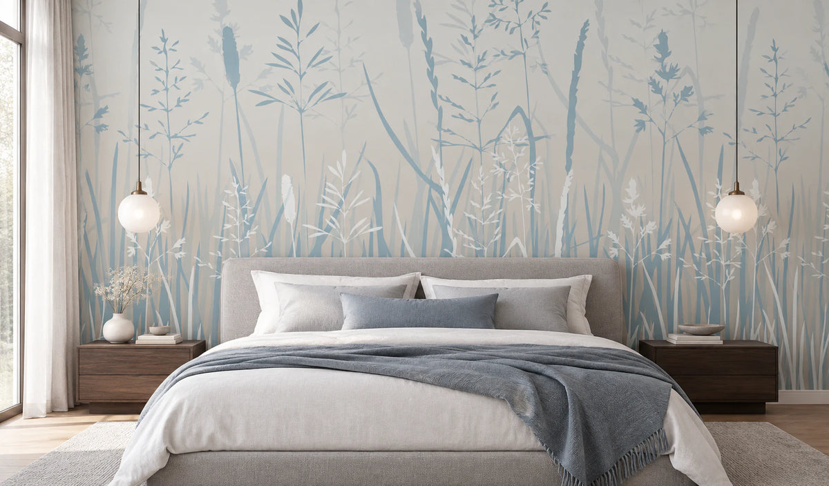 Papier peint panoramique Herbier Brumeux derrière une tête de lit dans une chambre apaisante