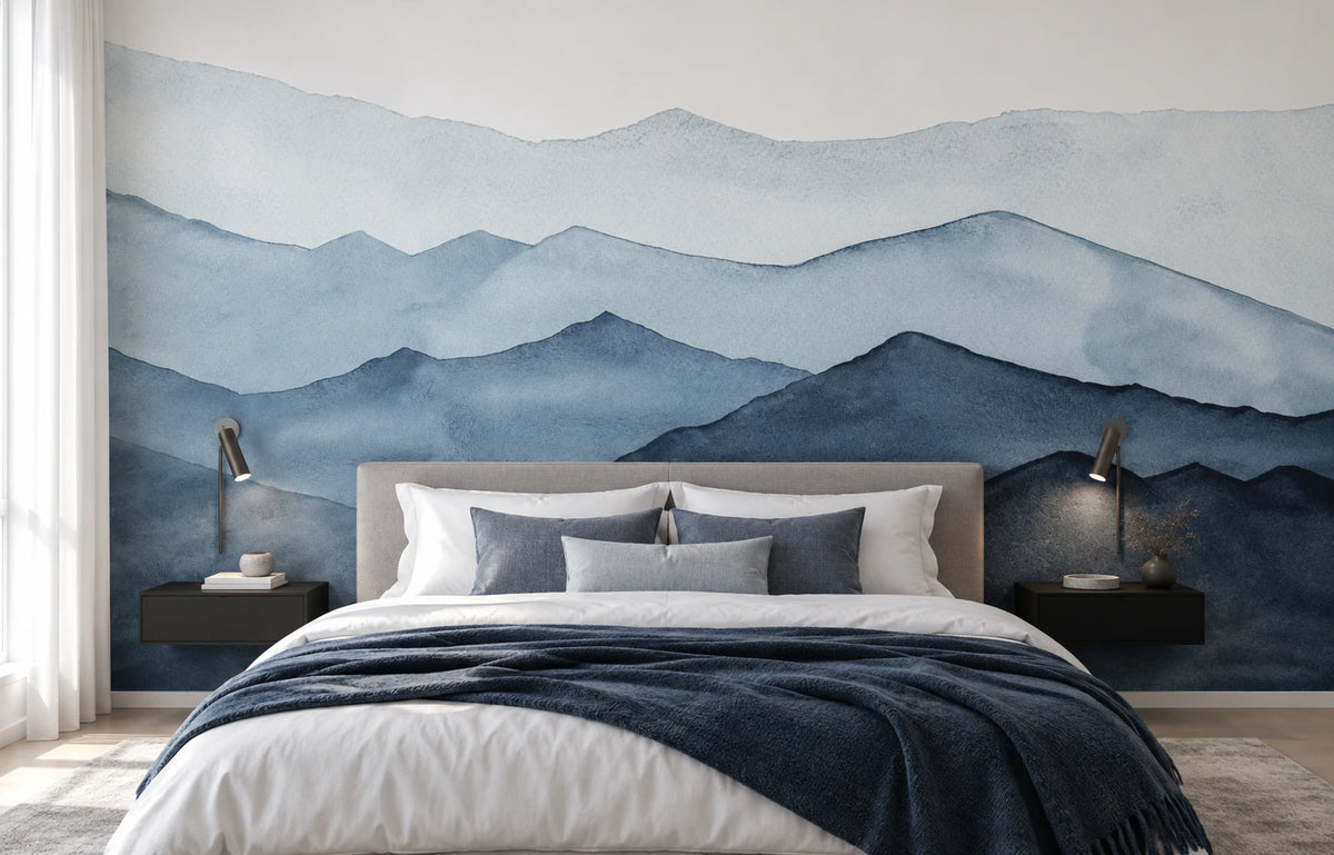 Papier peint panoramique de montagnes en aquarelle bleue derrière un lit de chambre parentale