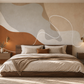 Papier peint abstrait Sillage Ocre en tête de lit dans une chambre parentale chaleureuse