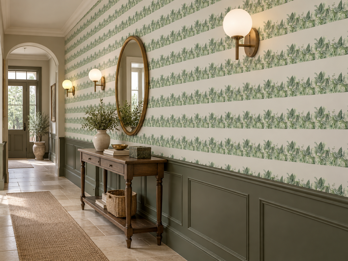 Papier peint botanique Canopée Sereine dans une entrée avec console en bois foncé