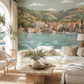 Salon lumineux avec papier peint panoramique Rivage de Vis représentant un village croate en bord de mer, dans des tons doux bleu d’eau, beige et terracotta.