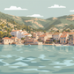 Papier peint panoramique Rivage de Vis illustrant un village croate en bord de mer avec eau calme, collines méditerranéennes et maisons aux tons doux.