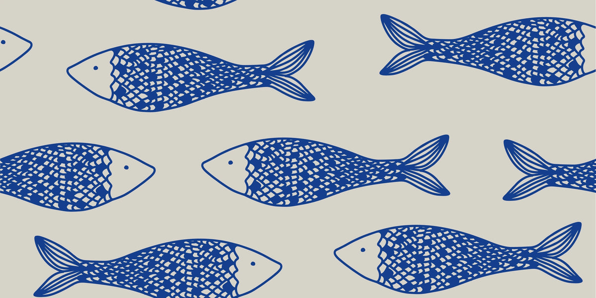 Illustration de poissons bleus aux écailles graphiques sur fond beige grisé