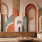 Salon avec papier peint panoramique Art déco aux arches terracotta et dorées